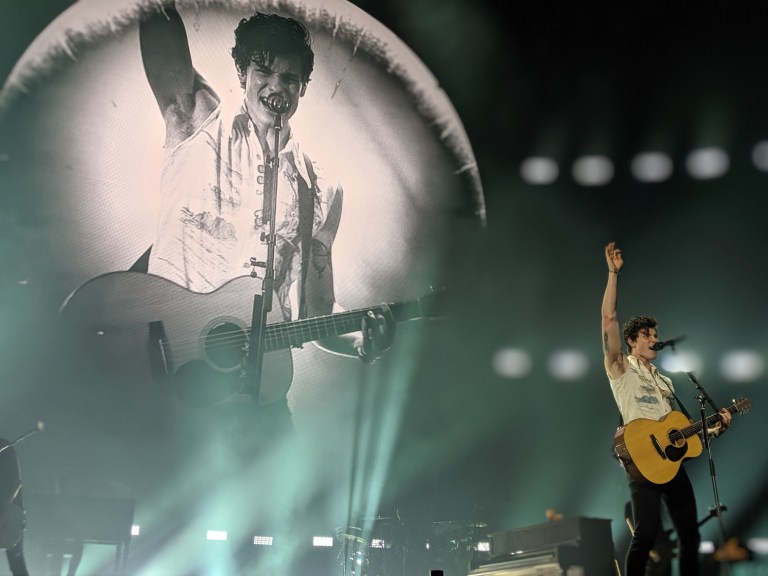 00100lPORTRAIT_00100_BURST20191004201650257_COVER